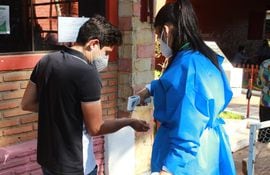 Personal de blanco está cuidando el cumplimiento del protocolo sanitario durante las elecciones municipales.