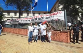 Dra. Rossana González y otros integrantes del Sindicato Nacional de Médicos frente al Ministerio de Salud.