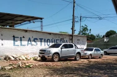 Vecinos denuncian la utilización de veredas como estacionamiento privado, en Fernando de la Mora.