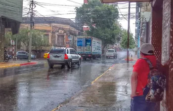 Ya en la siesta de este martes cayeron algunas gotas de lluvia en Asunción.