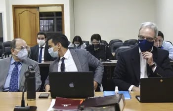 Justo Cárdenas (der.) y sus hijos  junto con los abogados defensores en la sala de juicios orales.