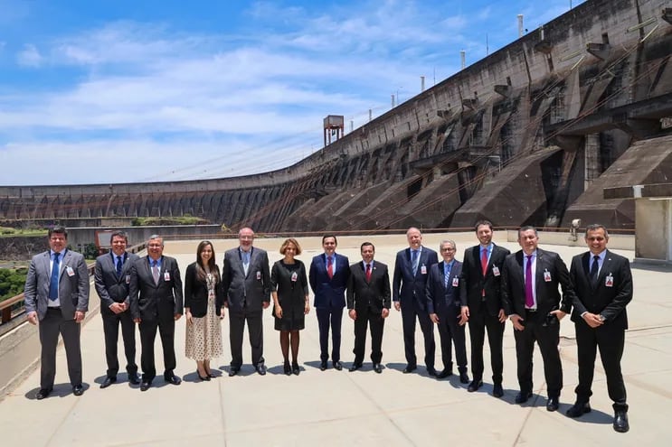 Los directores y consejeros de Itaipú, en la Central Hidroeléctrica, el viernes 15 de diciembre de 2023.