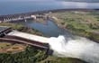 Represa hidroeléctrica Itaipú. Desde la izquierda, el vertedero con una de las tres canaletas abiertas (Foto de archivo).