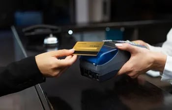 un cliente compra con su tarjeta de crédito en un pos