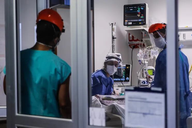 Médicos y enfermeros trabajan en una Unidad de Cuidados Intensivos, en el Hospital de la Provincia de Buenos Aires (Argentina).