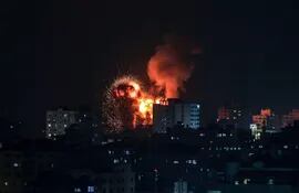 El humo y las llamas aumentan después de un ataque aéreo israelí, en la ciudad de Gaza.