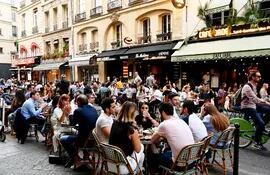 En París, donde el virus sigue circulando, se puede servir un café o una cerveza  únicamente al aire libre.