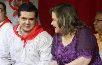 El médico y seccionalero colorado Robert Nelson Núñez y la senadora Lilian Samaniego (ANR), en un acto en 2016. Núñez será removido del cargo por la vacunación irregular de la senadora Mirta Gusinky (ANR, 73).