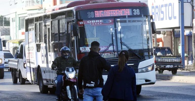 El Gobierno dará recursos públicos a los empresarios de transporte para que estos levanten sus buses que están con “desperfectos mecánicos”. Es su estrategia para “frenar” las “reguladas”.