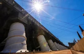 llamativo-perfil-con-los-tubos-que-descargan-el-agua-del-embalsado-rio-parana-sobre-las-turbinas-de-la-central-hidroelectrica-paraguayo-brasilena-de-210939000000-1622944.jpg