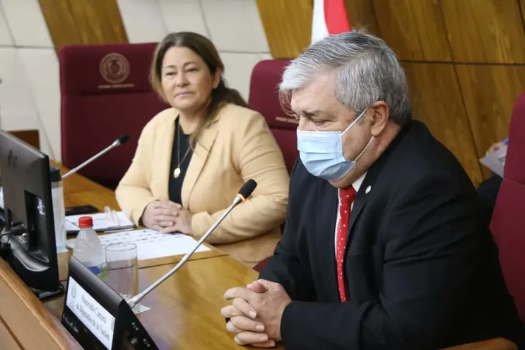Cristina Villalba junto al ministro del Interior, Enrique Riera hoy en Diputados.