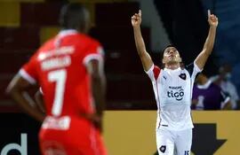 El paraguayo Ángel Cardozo Lucena (d), jugador de Cerro Porteño, celebra un gol contra América de Cali por la Copa Libertadores.