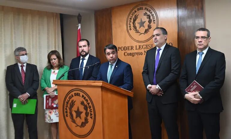 El ministro de Hacienda, Oscar Llamosas, se mostró optimista con respecto al repunte de la economía para el próximo año, según declaró tras la presentación del proyecto de presupuesto 2023 al Congreso.