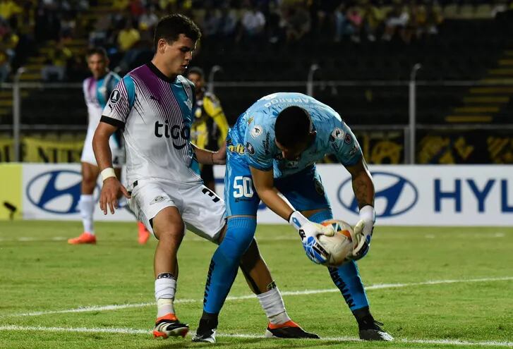 El paraguayo Rodrigo Villalba (i), jugador de Libertad, presiona al rival en un partido frente a Deportivo Táchira por la fase de grupos de la Copa Libertadores 2024 en el estadio Pueblo Nuevo, en San Cristóbal, Venezuela.