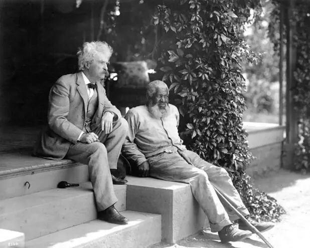 Mark Twain y su amigo John T. Lewis en Quarry Farm, East Hill, 1903.