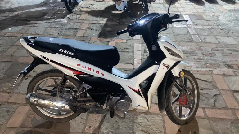 Policía recupera una motocicleta robada frente a colegio
