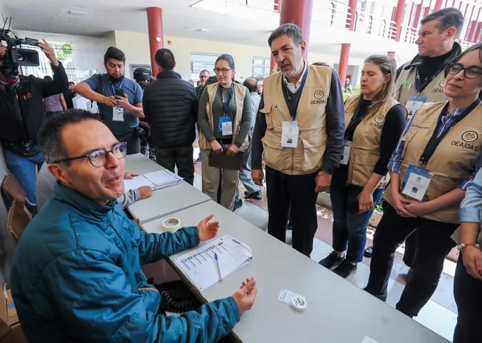Patricio Santamaría (c), jefe de una misión de la OEA para observar el referendo en Ecuador, recorre uno de los puntos de votación este domingo en el Colegio San Gabriel en Quito (Ecuador).