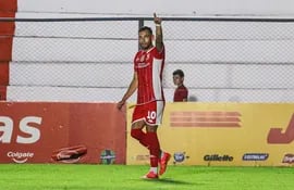 Jorge Sanguina, futbolista de General Caballero, celebra un gol en el partido frente a Tacuary por la primera fecha del torneo Apertura 2024 del fútbol paraguayo en el estadio Ka'arendy, en Juan León Mallorquín.