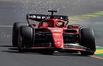 El Ferrari del piloto monegasco Charles Leclerc en el entrenamiento libre del Gran Premio de Australia de la Fórmula 1 en el circuito de Albert Park, en Melbourne, Australia,