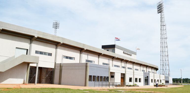 Así se hace ver la fachada estadio de la    Liga Encarnacena de Fútbol (LEF), que amplía la capacidad a 16.000 aficionados.