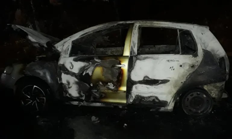 El vehículo del brasileño quedó reducido a chatarra por el incendio.