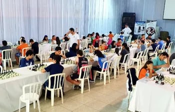 Vista del Festival Nacional de la Juventud 2020 de ajedrez que está en pleno desarrollo en la ciudad de Coronel Oviedo, evento que se extenderá hasta mañana, cuando se cerrará y conocerá a los campeones.