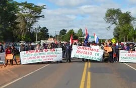 los-manifestantes-cerraron-la-ruta-3-general-aquino-en-la-zona-del-barrio-san-pedro-en-el-distrito-de-guayaybi--214607000000-1732106.jpg