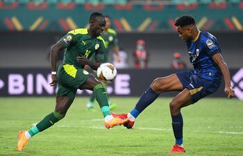 Sadio Mane (i), capitán de Senegal, disputa el balón con Steven Fortes, defensor de Cabo Verde, durante el partido disputado ayer en el estadio Kouekong, en Bafoussam, Camerún.