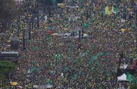 Simpatizantes del presidente brasileño, Jair Bolsonaro, se manifiestan hoy en la avenida Paulista, en Sao Paulo (Brasil).  (EFE/Fernando Bizerra)