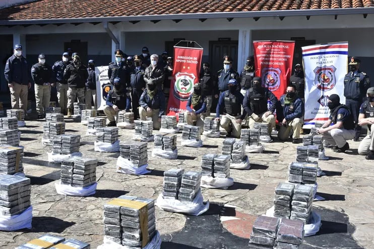 Los panes de cocaína que fueron hallados en bolsas de azúcar, el 28 de julio de este año, en un depósito de la zona Norte de Fernando de la Mora.