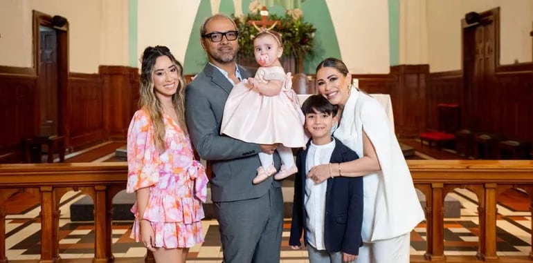 ¡Hermosa familia! Leti Medina y José Rivas con la nueva cristiana Josefina y sus hermanos mayores Luana y Paolo.