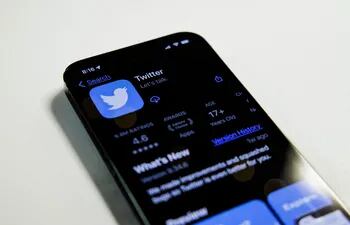 Twitter tiene previsto relanzar mañana su cuestionado sistema de verificación de identidad de cuentas, conocido como “Twitter Blue”, por el que los usuarios tendrán que pagar 8 dólares al mes y 11 dólares si lo solicitan para dispositivos de Apple.