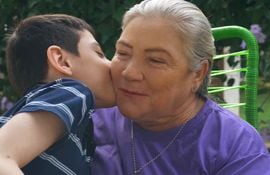 Zunilda, abuela de Thiago destaca los avances de su nieto. A ella le gusta acompañarlo a sus terapias.