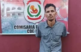 Marcos Dias, detenido tras una persecución que se inició en el microcentro de Ciudad del Este. Fue luego de abandonar una camioneta hurtada.