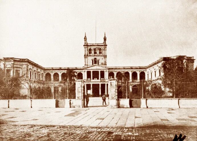 El Palacio de López, cuando aún conservaba las rejas y tenía adoquines en frente, según el Álbum de Arsenio López Decoud, publicado en 1911.