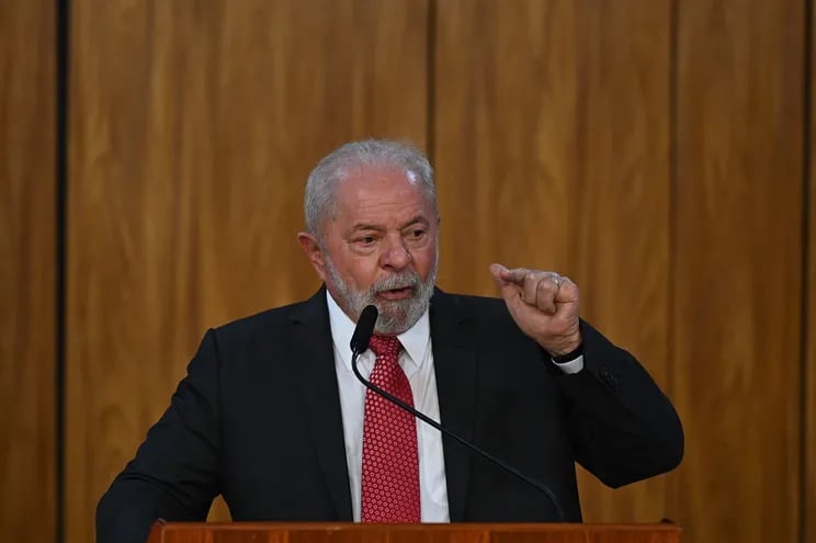 El Presidente de Brasil, Luiz Inácio Lula da Silva, habla durante una rueda de prensa tras una reunión con el canciller de Alemania, Olaf Scholz, en el Palacio de Planalto, en Brasilia (Brasil).
