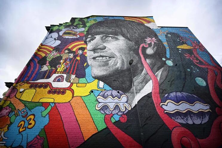 Un mural que representa al ex miembro de los Beatles Ringo Starr y pintado por el artista de Liverpool John Culshaw, en la pared de la fachada del The Empress Pub en Toxteth, Liverpool, noroeste de Inglaterra.