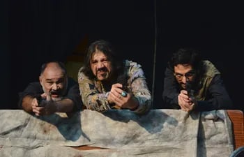 Calolo Rodríguez, Mario Toñánez y Ronald Maluff en El Galpón (dirección: Raquel Rojas).