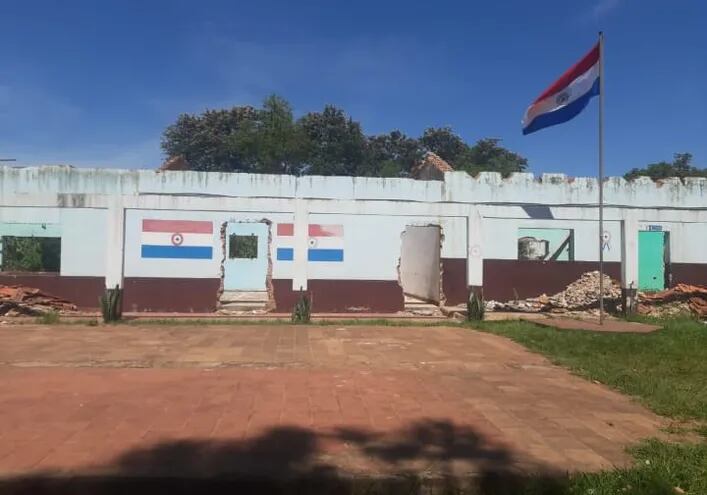 Escuela sin techo en San Pedro del Paraná.