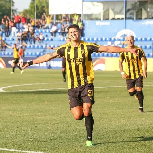 Facundo Barceló festeja uno de los dos goles que anotó frente a Resistencia.