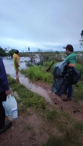 El intendente de Caapucú, Gustavo Penayo (ANR), observa un arroyo desbordado en el distrito.