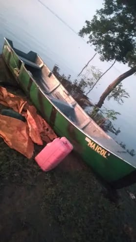 El bote del pescador quedó totalmente dañado luego de que supuestamente la embarcación de la Prefectura Argentina lo atropellara en el río Paraná.