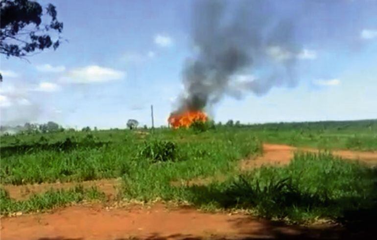 Un total de 15 precarias viviendas fueron incendiadas por uno de los grupos de “sintierra”, ayer.