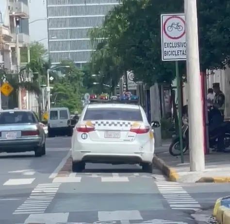 Ciudadano captó a móvil de la PMT estacionado en plena bicisenda de Palma.