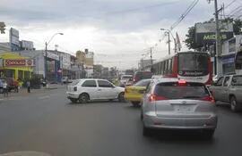 la-direccion-de-transito-instalo-hace-meses-semaforos-en-la-avenida-eusebio-ayala-y-alas-paraguayas-pero-no-funcionan-ahora-quiere-mudar-frente-al-211107000000-590229.jpg