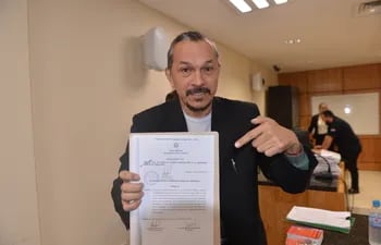 Rafael Esquivel Mbururú (Cruzada Nacional) con la notificación para el juramento en el Senado.