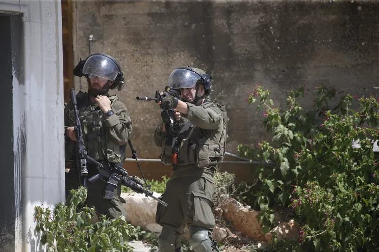 Soldados israelíes se enfrentan a manifestantes palestinos que protestan contra los asentamientos en Cisjordania.