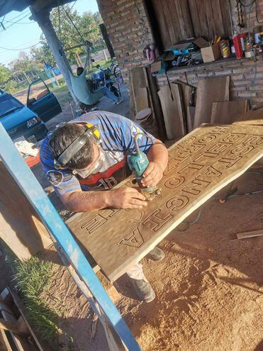 Abel González realiza el tallado sobre madera, su emprendimiento comenzó en plena pandemia.