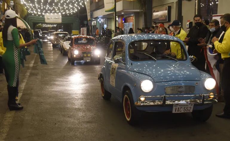 Son 47 los autos antiguos, sports y clásicos que partieron anoche y tomarán parte del 32 Gran Premio del Paraguay.