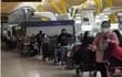 Paraguayos en el Aeropuerto de Barajas, Madrid, no pudieron salir de España debido a que su vuelo fue suspendido por la intensa nevada.
